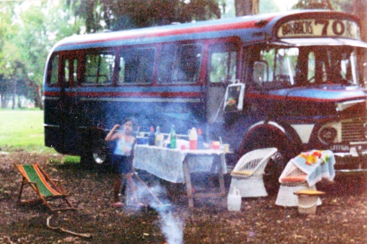 Mercedes-Benz LO 1114 - Alcorta - Transportes 270 S.A.
Linea 70 - Interno 6
Asado al costado del Colectivo. 
Gentileza de Pepito Amorín
