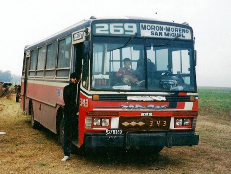 Mercedes Benz OH1316 - Galicia - Nuevo Ideal Sociedad Anonima
Si bien en sus laterales se puede leer "Transporte Ideal San Justo", en efecto este es el primer coche adquirido por "Nuevo Ideal Sociedad Anonima", tras su separación de la Linea 96, en 1994. El error fue del filetero de la carrocera. Foto provista por la empresa, año 1994.
Palabras clave: Nuevo Ideal