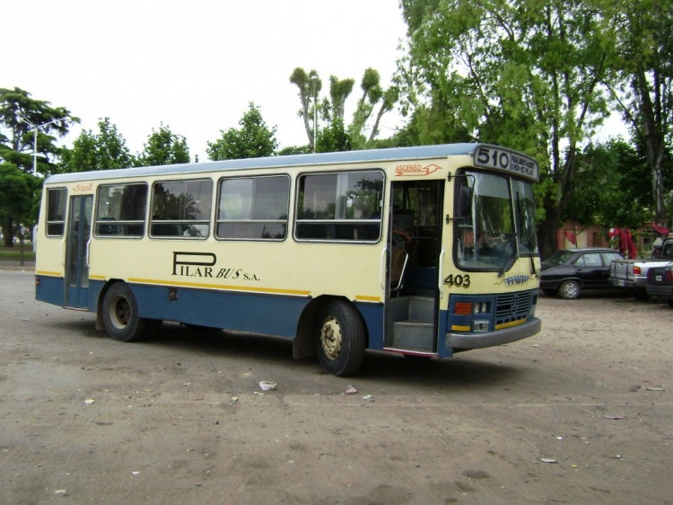 Mercedes-Benz OF 1214 - La Favorita - Pilar Bus S.A.
B 2478737 - TGL 550
Línea 510 - Interno 403
En Noviembre de 2007, convivían tres cortes de pintura en 
la Linea 510 de Pilar. El que presenta este Favorita es el que 
se estaba imponiendo, pero aún había coches con el corte 
anterior de la 176, y el original de la 510 en tonos azul-celeste 
en tiras diagonales. Este coche, como casi todos los de la 510, 
tuvo su paso por la linea 448 (int.255) y originalmente fue el 
124 de la Linea madre, la 176.
