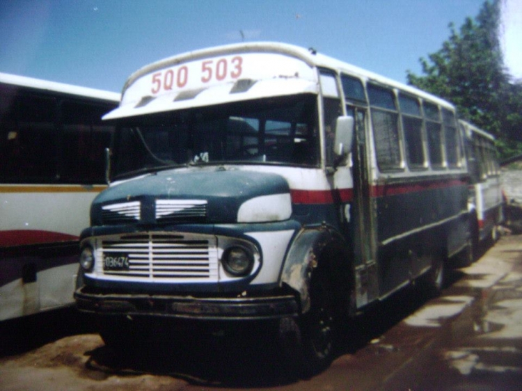 Mercedes-Benz LO 1114 - El Indio - Cooperativa de Trabajo 3 de Julio
C 1036474
Línea 500/503 - Interno 14
Noviembre de 1998 en Zárate, la Cooperativa 3 de Julio intercalaba en 
su flota unidades azules como esta, blancas con recortes azules y rojo, 
y los OA 101 ex Línea 71. 
También, todavía se podía encontrar el el histórico playón coches de su 
antecesora, la Transportes Automotores Zárate. 
Este 1114 fue el ex Interno 122 en la Linea 5 de Buenos Aires.
