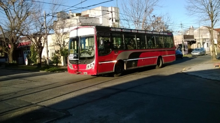 Mercedes-Benz OF 1418 - Metalpar - M.O. General San Martín
Hoy Lunes 7 de Julio, después de 14 días, volvió a circular la Línea 333, pero no será con éste Número, sino con otro que Desconozco aún, pero seguirá haciendo el mismo Recorrido. La gerenciará u operará Micro Ómnibus General San Martín, la bien conocida 707...éste coche era o el 53 o el 54, dominio GJE 625.....
Palabras clave: 333 707 53 54