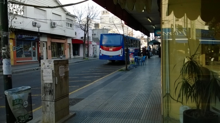 Mercedes-Benz OF 1418 - La Favorita -  M.O. Gral. San Martín.
Comenzaron a Renumerar los coches de la "333", que no es la "333", aquí el "331", dominio posible ITJ 445, de seguro ex Alto de Sierra de San Juan (Amplié en lo que pude la foto, puedo errar...), de culata, 50 metros sobre la Calle Juan B. Justo en Béccar, Partido de San Isidro hacia las 15 y 50 de hoy, 9 de Julio de 2014, con rumbo a Olivos, por ahora, ya supe de los rumores de una posible municipalización, y recorte del recorrido, sólo al mismo Partido de San Isidro.
Palabras clave: 707 333 316