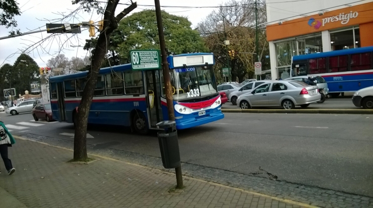 Mercedes-Benz OF 1418 - La Favorita -  M.O. Gral. San Martín.
Aquí está el 336, le saqué la foto en la vereda de la Plaza H. Yrigiyen "nueva" (Sin la Pista de Karting, que está o estaba sobre Márquez, luego de construirse el edificio de la Administración de la Municipalidad de San Isidro en los años ´90....). Estaba empezando su recorrido, aún a Olivos, falta todavía para saber que va a pasar... Dominio Posible IZH 391 o IZH 591, sí vino de San Juan y Alto de Sierra me Parece.....
Palabras clave: 707 333 336