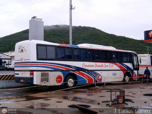 Mercedes-Benz O-400RSE - Marcopolo Viaggio Gv1000 (en Venezuela) - Cruceros Oriente Sur 114
AD356X.
Colores de la empresa Condor Estrella. Desconozco si fue un carro frío de Argentina, o si fue pedido con esos colores de fabrica, ya que en esos tiempos Cruceros tenía pinturas diferentes en sus unidades. En 2006 fue visto con pintura diferente, antes de perderse totalmente en un volcamiento en la vía a Güíria, Edo.Sucre. Foto tomada por Juan Carlos Gámez (Venebuses.com).
Palabras clave: Marcopolo Mercedes-Benz