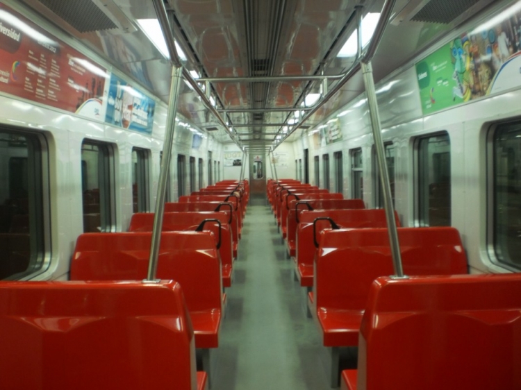 Costa Ferroviaria EMU (En Venezuela) - IFE Sistema Tuy Medio 2x11 2
Vista interna de uno de los vagones. Tomada en el tercer andén de la Estación Caracas "Simón Bolívar" en medio de la grabación de un capítulo de la telenovela Teresa En Tres Estaciones, producida para Tves y participada por el IFE y MinCultura. Éstos trenes fueron fabricados en conjunto por Costa Ferroviaria de Italia, y Nippon Sharyo de Japón.
Palabras clave: Costa Ferroviaria IFE