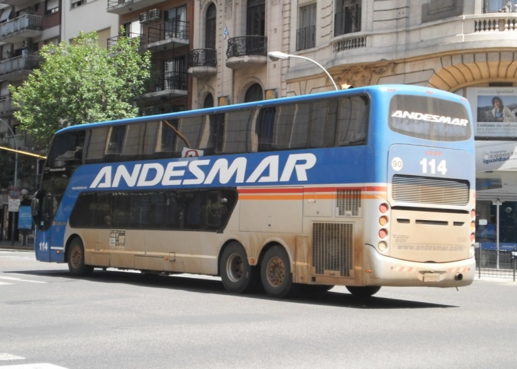 Volvo B12R - Busscar PanorâmicoDD (en Argentina) - Andesmar 0114
En camino a su garaje. Por la tierra que trae, resulta fácil deducir que venía del norte, aunque por si acaso me fijé antes en el rutero, y la pegué.
Palabras clave: Volvo Busscar
