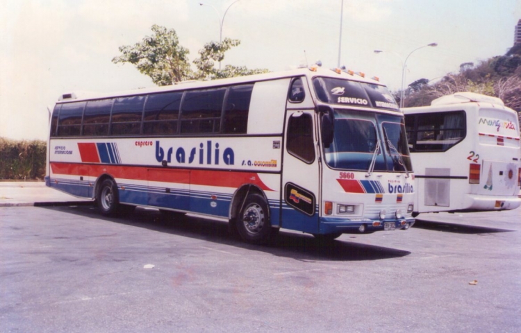 Chevrolet CHR580 - Blue Bird (Pájaro Azul) Elite (de Colombia) - Expreso Brasilia 5660
SBV-302
Fuera de servicio, a la espera de salir de vuelta a Cartagena. Actualmente fuera de la flota, reemplazados en ésta ruta por los Marcopolo Paradiso G6 1200. El lugar de la foto actualmente es taller mecánico de la empresa Sitssa, por lo que los buses se para en otro lado. El bus de al lado es un Mercedes-Benz O302 recarrozado por Servibus de Venezuela, operado por Unión Conductores de Margarita. Foto tomada por Juan Carlos Gámez (en transito por Venezuela).
Palabras clave: Blue Bird Colombia Chevrolet Isuzu Colmotores Internacional Brasilia