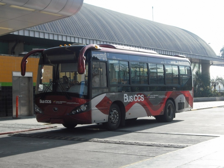 Yutong ZK6896HGA (en Venezuela) - BusCaracas 1403
De los primeros en servicio. Operando para MetroBus Caracas la Ruta 2011 Alí Primera - San Pedro de Los Altos, en reemplazo de los ZK6118HGA por motivos de espacio. Combina la versatilidad de un microbús pequeño en calles reducidas con la comodidad de un bus urbano alimentador. Llegando a la estación Alí Primera iniciando el turno Tarde-Noche.
Palabras clave: Yutong Cummins BusCCS MetroBus Caracas