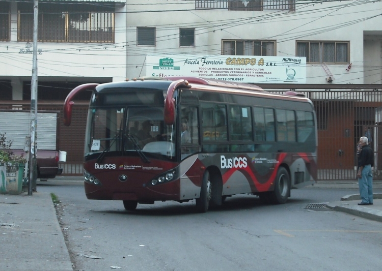 Yutong ZK6896HGA (en Venezuela) - BusCaracas 1403
De los primeros en servicio. Operando para MetroBus Caracas la Ruta 2011 Alí Primera - San Pedro de Los Altos, en reemplazo de los ZK6118HGA por motivos de espacio. Combina la versatilidad de un microbús pequeño en calles reducidas con la comodidad de un bus urbano alimentador. Dando la vuelta en la Plaza Bolívar de San Pedro de Los Altos, al mando de una OTS Femenina.
Palabras clave: Yutong Cummins BusCCS MetroBus Caracas