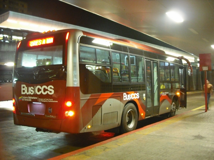 Yutong ZK6896HGA (en Venezuela) - BusCaracas 1404
De los primeros en servicio. Operando para MetroBus Caracas la Ruta 2011 Alí Primera - San Pedro de Los Altos, en reemplazo de los ZK6118HGA por motivos de espacio. Combina la versatilidad de un microbús pequeño en calles reducidas con la comodidad de un bus urbano alimentador. Embarcando en la estación ya entrada la noche.
Palabras clave: Yutong Cummins BusCCS MetroBus Caracas