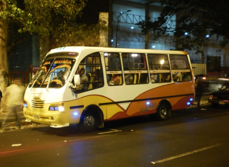 Isuzu NPR - Carrocerías Ureña Orión - Coop. de Transporte Las Cadenas 04
20A59AO
Divino Niño. Un destino un tanto caprichoso: éste carro lo vi una vez cuando fui a Margarita operando para A.C. Línea La Restinga pero no pude tomarle una foto debido al tráfico, luego me enteré que tuvo un fuerte choque que lo sacó de servicio mientras era reparado...curiosidades busólogas de la vida cuando me lo encuentro operando un par de meses después en Los Teques, aun con trazos de su antiguo operador isleño (Venezuela)
Palabras clave: Isuzu Ureña