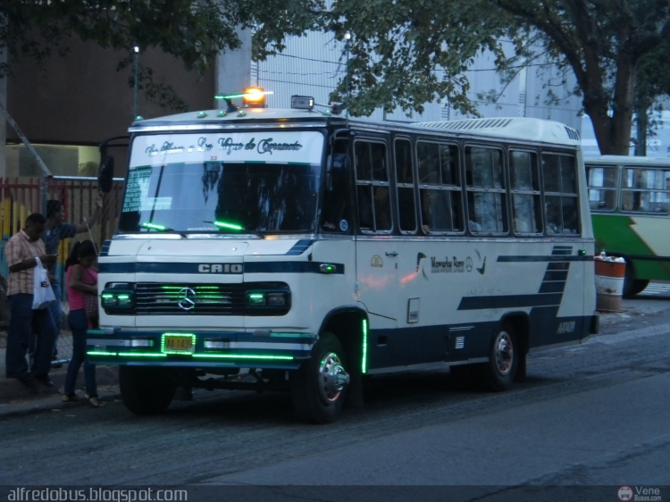 Mercedes-Benz LO-608D - CAIO Carolina (en Venezuela) - Coop.de Transporte Las Cadenas 33
AA1439.
En Honor a La Virgen de Coromoto. Una de varias Carolinas que han repotenciado y tuneado en Los Teques, en donde éstos buses son los más usados para rutas urbanas. La termocova trasera es adaptada, perteneció originalmente a un Leyland National Mark I.
Palabras clave: Caio Mercedes-Benz