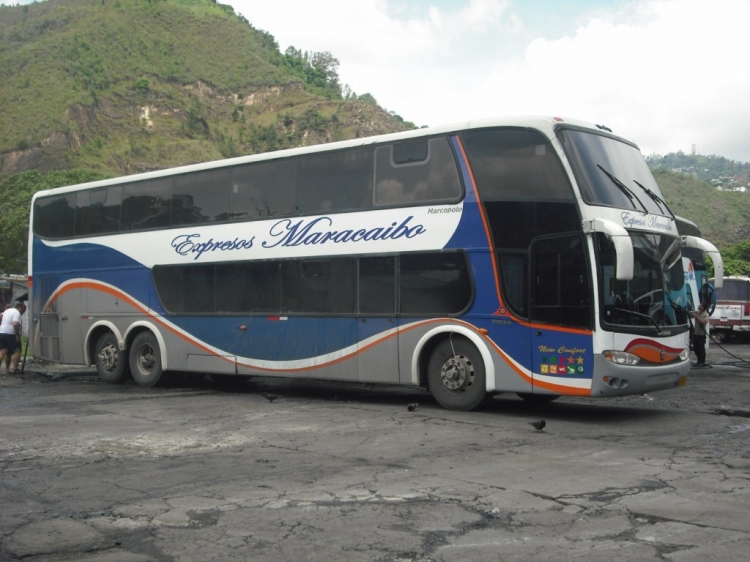 Volvo B10R - Marcopolo Paradiso G6 1800DD (en Venezuela) - Expresos Maracaibo 0070
Ex.Expresos Occidente, Expresos San Cristóbal y Aerovías de Venezuela. Actualmente afiliado en Expresos Del Lago. Remotorizado con Volvo DH10 (usado en los Volvo B10M).
Palabras clave: Marcopolo Paradiso G6 1800DD Volvo