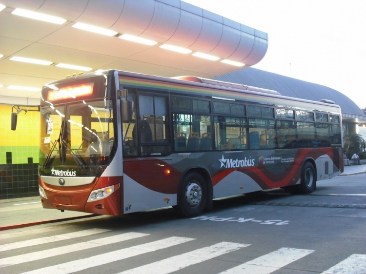 Yutong ZK6118HGA (en Venezuela) - MetroBus Caracas 1206
De los primeros con los títulos de MetroBus y el raván superior colocados. Primer día de operación de las Rutas 2013, 2014 y 2015, sumándose a las 2 ya existentes.
Palabras clave: Yutong Cummins BusCCS MetroBus Caracas