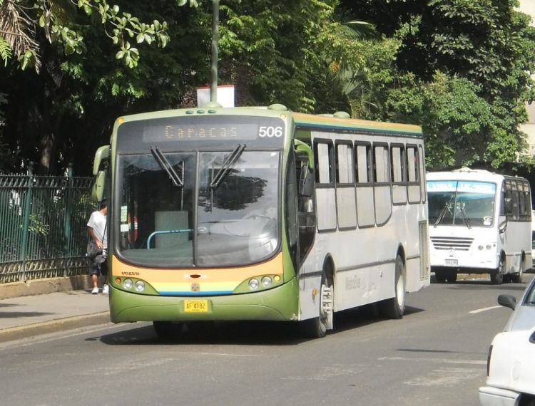 Volvo B7R Low Entry - Busscar Urbanuss Pluss (en Venezuela) - MetroBus Caracas 506
AF4182
Iniciando recorrido de vuelta a Coche. Lastima que el rotulado de Misión Música ya se borró
Palabras clave: Busscar Volvo MetroBus Caracas