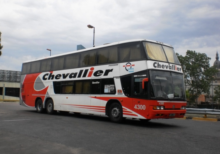 Mercedes-Benz O-400RSD - Marcopolo Paradiso GV1800DD (en Argentina) - Nueva Chevallier 4300
DSI-382
Un recuerdo andante de los comienzos de la Nueva Chevallier, aun con su logo circular con la flecha, y en buen aspecto.
Palabras clave: Marcopolo Paradiso GV1800DD Mercedes-Benz