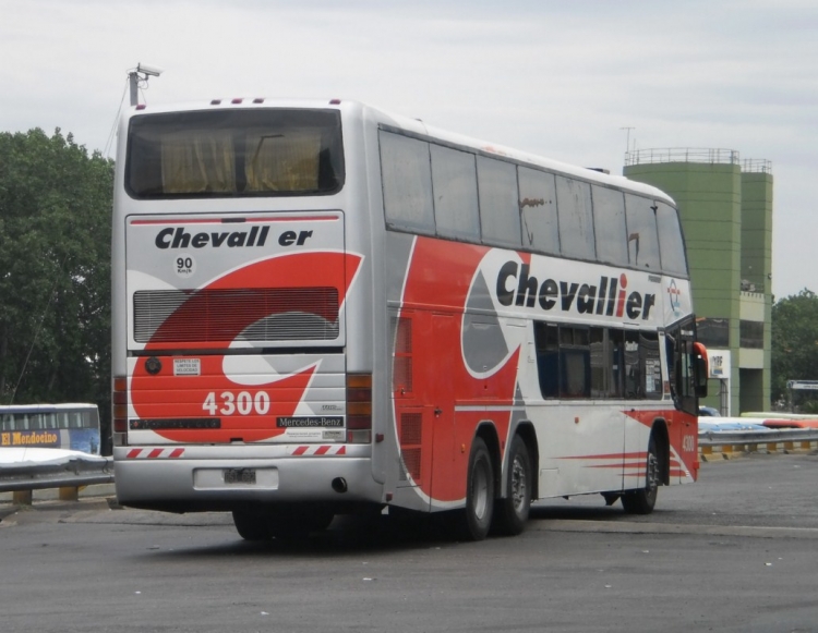 Mercedes-Benz O-400RSD - Marcopolo Paradiso GV1800DD (en Argentina) - Nueva Chevallier 4300
DSI-382
Un recuerdo andante de los comienzos de la Nueva Chevallier, aun con su logo circular con la flecha, y en buen aspecto.
Palabras clave: Marcopolo Paradiso GV1800DD Mercedes-Benz