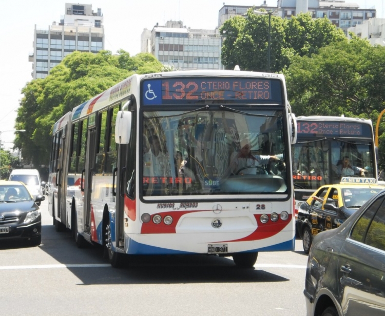 Mercedes-Benz O-500UA - Metalpar Iguazú (Articulado) - Nuevos Rumbos S.A. 28
HND-371
Con un hermano "mayor" al fondo. Linda unidad (Argentina).
Palabras clave: Mercedes-Benz O-500UA Metalpar