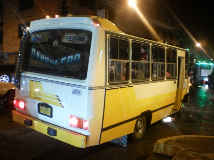 Mercedes-Benz LO-608D - Caio Carolina (en Venezuela) - U.C. La Matica 19
AC6193.
El Bambolero. Muchos buses urbanos aun conservan los rotulados hechos con papel ahumado pintado, una moda de hace años en la que varía la creatividad del dueño y el motivo expuesto.
Palabras clave: Caio Mercedes-Benz