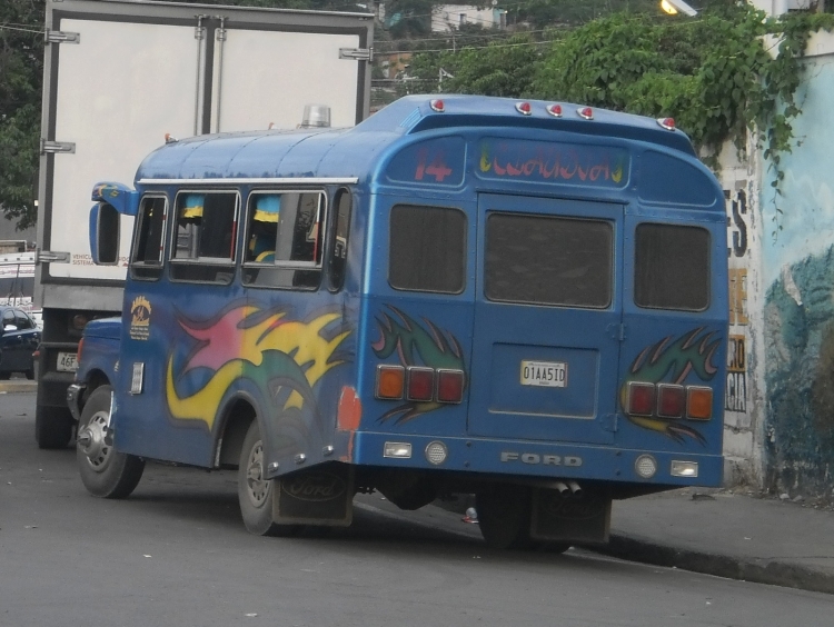 Ford F-350 - Superior Coach Convencional Corto (En Venezuela) - A.C.C. Santos Michelena 14
01AA5ID
Reformado en laterales y en el techo con el agregado de la termocova de Leyland National
Palabras clave: Superior Ford