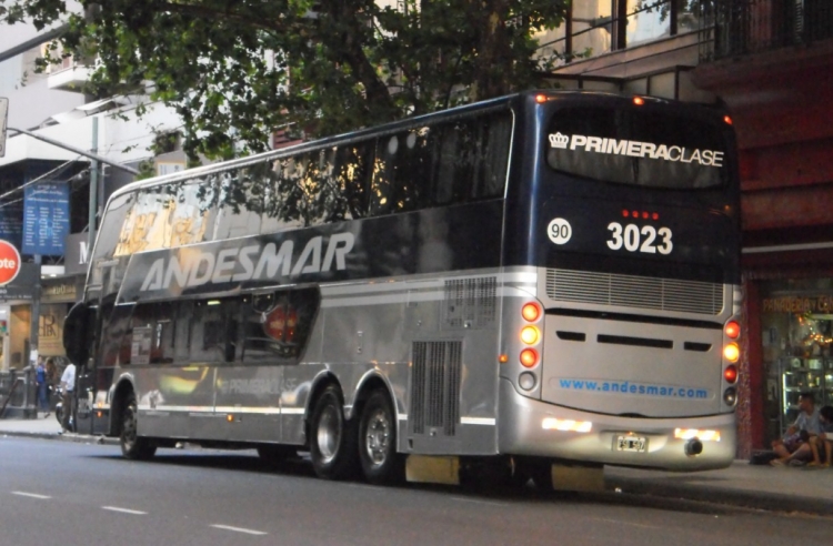 Volvo B12R - Busscar PanorâmiccoDD (en Argentina) -Autotransportes Andesmar 3023
FSD-587
Servicio Primera Clase. Recogiendo pasajeros de un hotel en la Av.Corrientes.
Palabras clave: Volvo Busscar