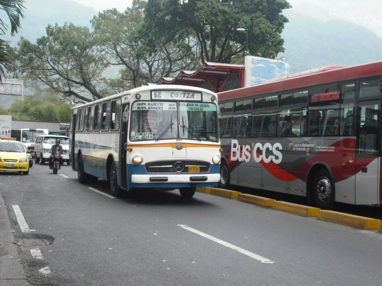 Mercedes-Benz O317 (en Venezuela) - Colectivos Del Norte 62
AC8706
Recortado por la misma empresa para operar en ésta ruta, reemplazando los Superior Coach SuperCruiser REO. Contraste entre los colores del O317 y del Yutong del BusCCS
Palabras clave: Mercedes-Benz O317