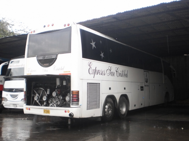 Volvo B10R - Irizar Century 390 (en Venezuela) - Expresos San Cristóbal 008
AS200X
Ex.2006 de Global Express. Para comparar los cambios de chasis que hacen en Ecuador, acá en Venezuela se hacen remotorizaciones (y algunas veces cambio de caja de sincrónica a automática), y los Mack son los más populares para ésta tarea. El Century de la foto cuenta con un Mack E7 400Hp (apodado el "Mackario") con su caja ZF original. El resultado ha sido menos problemas que cuando contaba con su B10R original, una nave brasilera ahora con corazón de Bulldog.
Palabras clave: Irizar Volvo Mack