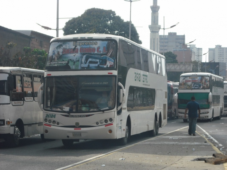 Volvo B12R I-Shift - Busscar PanorâmicoDD (en Venezuela) - Expresos Zaraza Centro 2024
6005A0A
Operando un Servicio Especial, junto con dos hermanos Marcopolo.
Palabras clave: Volvo Busscar