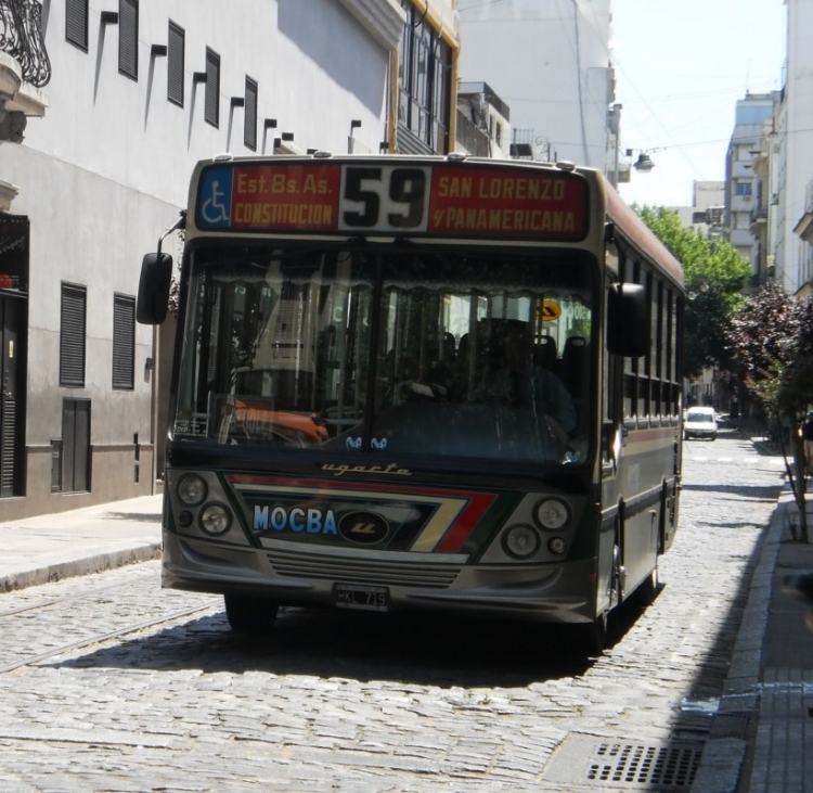 Mercedes-Benz OH-1315L-SB - Carrocerías Ugarte Europeo II - Mocba 34
HKL-719
Mientras bajábamos a San Telmo, aproveché la oportunidad del fondo artístico de la calle (Argentina)
Palabras clave: Mercedes-Benz OH-1315L-SB Ugarte