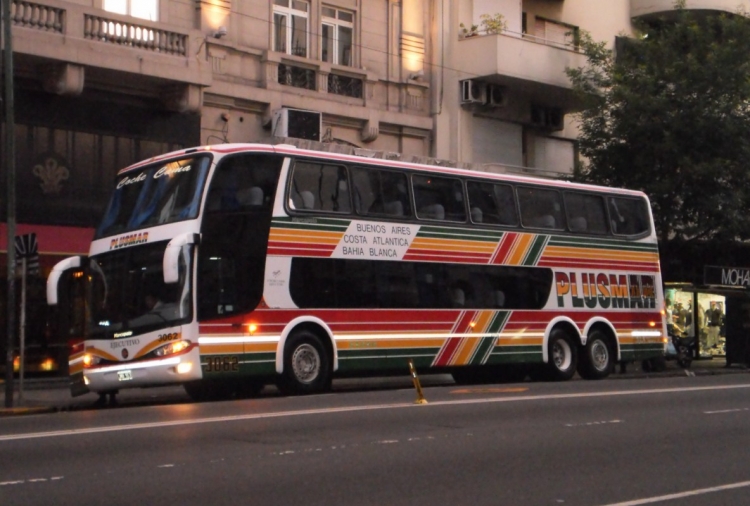 Scania K380 - Marcopolo Paradiso G6 1800DD (en Argentina) - Plusmar 3062
JNU-913
En espera fuera de un hotel en la Av.Callao por un grupo de estudiantes. Con el efecto reflectivo del flash con las cintas la hacen una de mis fotos preferidas del viaje.
Palabras clave: Marcopolo Paradiso G6 1800DD Scania