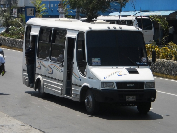 Iveco Turbo Daily 59-12 - Carrocerías Mipreca Microbús - Provolvar 048
A0500AD
Un unicornio, ya que es hasta ahora el único que he visto. Cabe destacar que en el Estado Vargas, la enorme mayoría de microbuses son de chasis Iveco de varias generaciones de la serie Daily (Venezuela)
Palabras clave: Iveco Mipreca