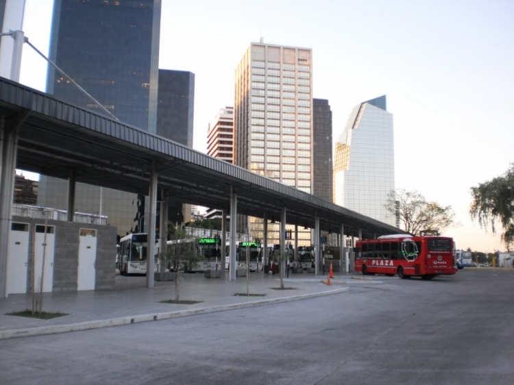 Terminal de Puerto Madero 1
Vista de parte de los andenes del Terminal de Rutas Urbanas ubicado en Puerto Madero. Destacan desde éste lado un Tatsa de Plaza y otras 2 unidades, de las cuales solo reconozco al fondo un Iguazu (Argentina)
Palabras clave: Tatsa Metalpar Puerto Madero