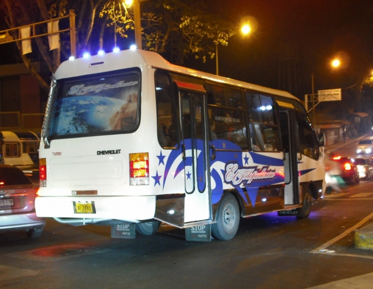 Isuzu NPR - Carrocerías Ureña Urbano Micro - Unión de Transportistas San Pedro A.C. 53
AF2493
El Todopoderoso. Repintado y repotenciado, haciendo gala de sus luces en la noche mientras se dirige a San Pedro (Venezuela)
Palabras clave: Isuzu Ureña