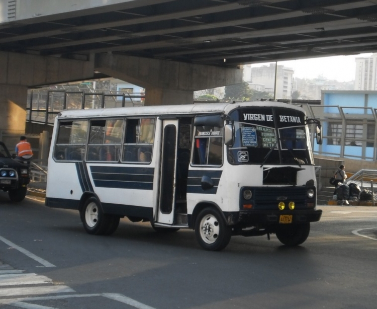 Chevrolet P-31 - Titan T32 Esca - Unión de Transportistas San Pedro A.C. 35
AA7781
Virgen de Betania - Francisca Duarte. Uno de los pocos que se conservan originales, luego de transcurridos muchos años desde las desaparición de Titan - Ensamblaje Superior (Venezuela)
Palabras clave: Chevrolet Titan Esca