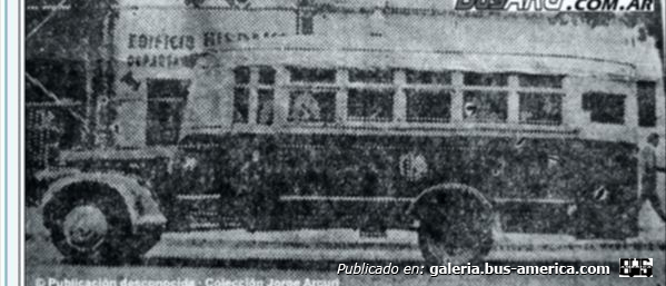  Compañia de Transportes Mar del Plata Municipal Chevrolet 1942 Carroceria Vaccaro Modificada Interno 34
La puerta trasera fue suprimida y asi quedo
