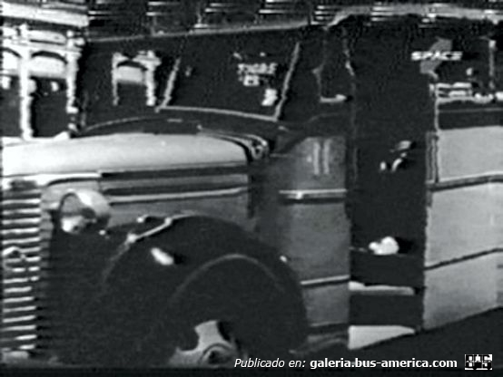  Linea 68 Ex Linea  Expreso San Isidro Chevrolet 1940 Carrocería ICA Interno 11 Foto Tv. que yo saque de una película Argrntina
