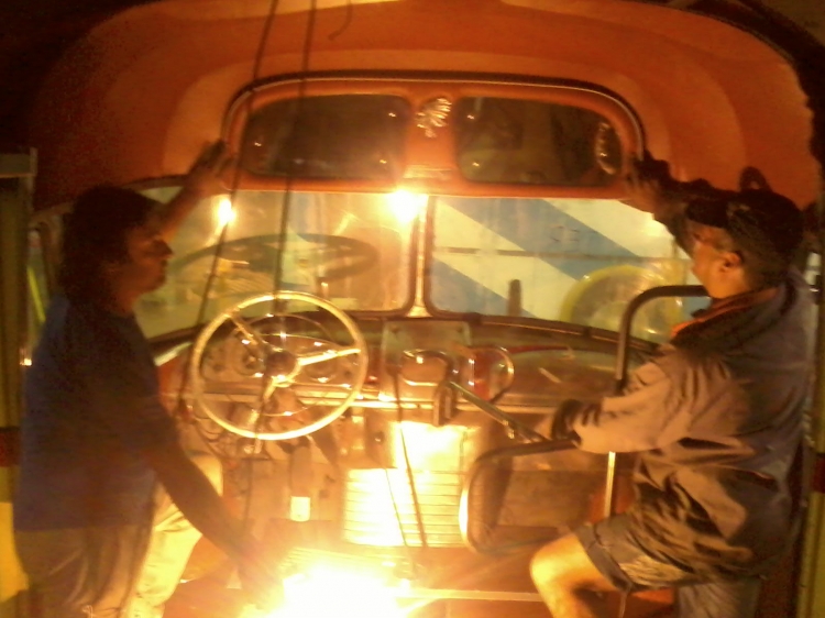 Mercedes-Benz LO 1112 - El Indio - Ex M.O.N.S.A.
el indio 70
Ricardo Chagas y yo colocando el espejo, con volante nacarado por Claudio de Talleres Libertad
Palabras clave: indio 70