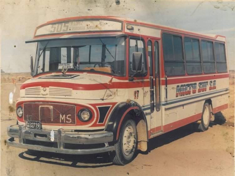 Mercedes-Benz LO 1114 - Supercar C 12/4 - Cia. Micro Sur
B 2132719
Línea 505 - Interno 17
Esta foto es un increible aporte del Sr. Alejandro Garcia; ex chofer de esta unidad al cual le agrdezco infinitamente tan valioso aporte
