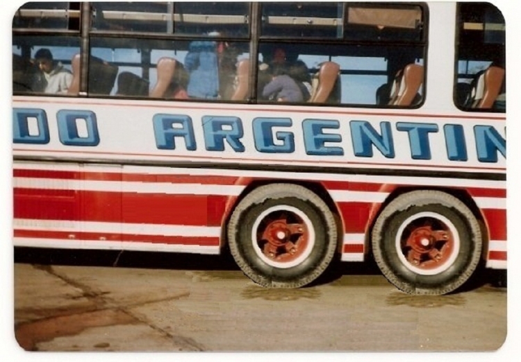 Aquella vieja grafica del rapido argentino.
Antes q nada perdon, porque no salio el omnibus entero pero es lo único q consegui, obviamente habia gente posando en la foto pero mi sobrino la saco, photoshop mediante, por eso se repite el eje motriz, sepan disculpar. 
Pero a modo de recuerdo podemos apreciar los primeros colores del rapido argentino previa independencia de rio de la plata, me parece q esta grafica duro poco tiempo, despues vino la exitosisima grafica tan caraceristica de esta empresa con el logo tan conocido por todos q hasta hoy continua. 
Foto: Sra. Fauduti.
