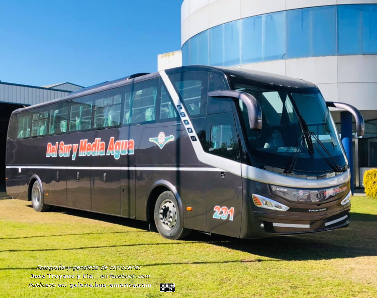 Scania K - José Troyano Theia 350 - Del Sur y Media Agua
[url=https://bus-america.com/galeria/displayimage.php?pid=61470]https://bus-america.com/galeria/displayimage.php?pid=61470[/url]

Del Sur y Media Agua, interno 231 [2021-2022]


Fotografía de carrocería: José Troyano y Cía. en facebook
