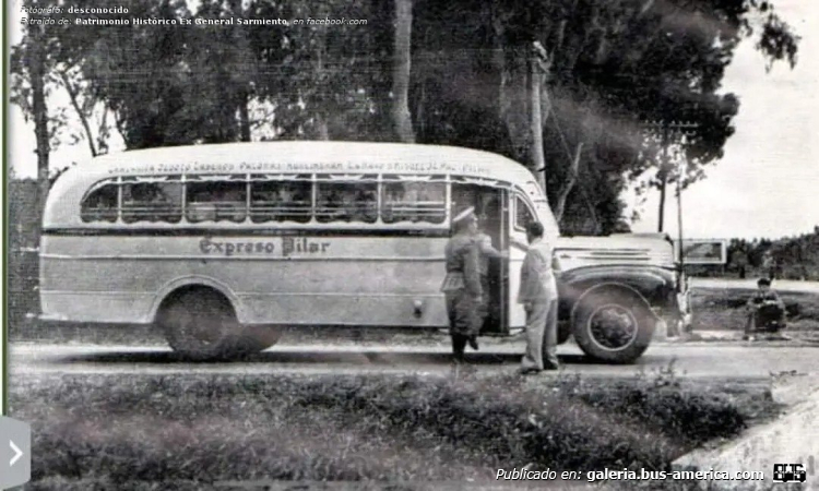 Ford V8 - Agosti - Exp.Pilar
Línea 141 (Buenos Aires)

Fotógrafo: desconocido
Extrído de: [url=https://www.facebook.com/patrimonio.historico.988/posts/pfbid02fLEXfsiKUdnJXFAMJa2YM72CxyhSJpRGa7XDvJx9amUXv3hpHRaAz3jqFdQBaLmel]Patrimonio Histórico Ex General Sarmiento[/url], en facebook.com
"...detenido en el cruce de las rutas 8 y 197. Año sin precisar"

Se puede conocer la historia de Carocerías Agosti en nuestra sección [url=https://www.bus-america.com/ARcarrocerias/Agosti/Agosti-histo.php]Revista Bus América[/url]
