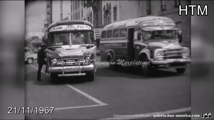 Bedford J6LZ1 - La Maravilla - Peralta Ramos
Línea 26 (Mar del Plata), interno 13 [derecha]

Camarógrafo: desconocido de momento
Filmación: Canal 10 de Mar del Plata
Fotografama extraído de: Historia de la Televisión Marplatense, en facebook
[url=https://www.youtube.com/watch?v=d5B02FP7VkI]https://www.youtube.com/watch?v=d5B02FP7VkI[/url]
[url=https://www.youtube.com/watch?v=d-s4JPlYGyQ]https://www.youtube.com/watch?v=d-s4JPlYGyQ[/url]
