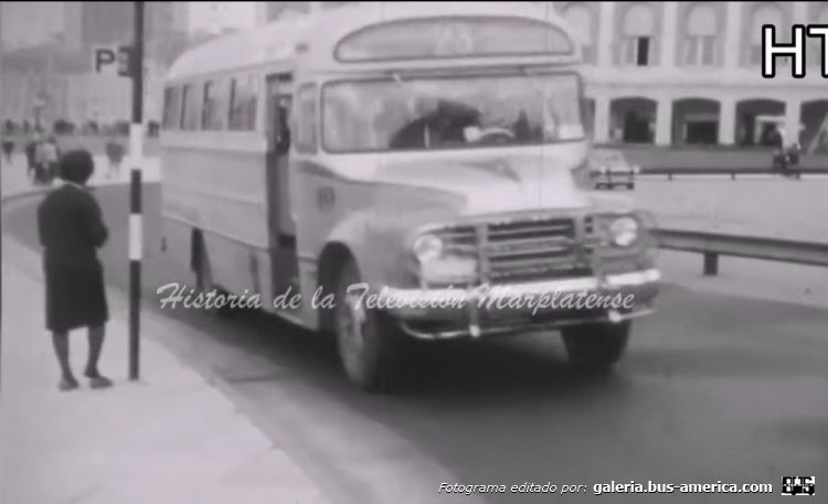 Bedford J6LZ1 - Serra - Gral. Belgrano
Línea 23 (Mar del Plata), interno 10

Camarógrafo: desconocido de momento
Filmación: Canal 10 de Mar del Plata
Fotografama extraído de: Historia de la Televisión Marplatense, en facebook
[url=https://www.youtube.com/watch?v=d5B02FP7VkI]https://www.youtube.com/watch?v=d5B02FP7VkI[/url]
[url=https://www.youtube.com/watch?v=d-s4JPlYGyQ]https://www.youtube.com/watch?v=d-s4JPlYGyQ[/url]
