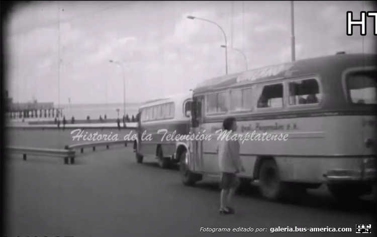 Bedford J6LZ1 - Serra - Omnibus Gral. Pueyrredón
[url=https://bus-america.com/galeria/displayimage.php?pid=58568]https://bus-america.com/galeria/displayimage.php?pid=58568[/url]
[url=https://bus-america.com/galeria/displayimage.php?pid=58569]https://bus-america.com/galeria/displayimage.php?pid=58569[/url]

Línea 25 (Mar del Plata), interno 19

Camarógrafo: desconocido de momento
Filmación: Canal 10 de Mar del Plata
Fotografama extraído de: Historia de la Televisión Marplatense, en facebook
[url=https://www.youtube.com/watch?v=d5B02FP7VkI]https://www.youtube.com/watch?v=d5B02FP7VkI[/url]
[url=https://www.youtube.com/watch?v=d-s4JPlYGyQ]https://www.youtube.com/watch?v=d-s4JPlYGyQ[/url]
