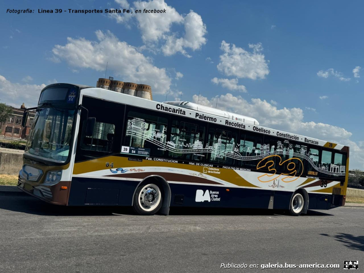 Mercedes-Benz O 500 U - La Favorita Favorito GR 97/2016 - Ttes.Sta.Fe
AH 030 BB
[url=https://bus-america.com/galeria/displayimage.php?pid=68075]https://bus-america.com/galeria/displayimage.php?pid=68075[/url]
[url=https://bus-america.com/galeria/displayimage.php?pid=68076]https://bus-america.com/galeria/displayimage.php?pid=68076[/url]

Fotografía: [url=https://www.facebook.com/plugins/post.php?href=https%3A%2F%2Fwww.facebook.com%2FLinea39%2Fposts%2Fpfbid0KjVA7SDgVYtbNoZdDGfCwNWBBRLaq2LFs9G3kXtRTxMgLqtnEuXf9mqNi41FT7ykl]Línea 39 - Transportes Santa Fe , en facebook[/url]

"El Interno 54 se convirtió en nuestra primera unidad ploteada por disposición del Gobierno de la Ciudad de Buenos Aires"
