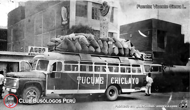 Ford F 600 - Tarma - Tcume Chiclayo
Fotografía: Vicente Siena L.
Gentileza: Miguel Zuñiga
Extraído de: [url=https://www.facebook.com/photo.php?fbid=855119179953672&set=pb.100063667926379.-2207520000&type=3]Club Busólogos Perú, en facebool[/url]

"Nostalgia que nos recuerda a un clásico del Norte del país, se trata del robusto Ford 600 de fines de los 60’s de carrocería Tarma, retratado en el año 1974 por la Calle Arica del Centro de la Ciudad de Chiclayo. Esta empresa que se dedicaba a brindar el servicio de la ciudad de Chiclayo – Tucume – Chiclayo, tenía como punto de partida en la plataforma del Mercado Modelo por la calle Juan Cuglievan.

Mención especial por la imagen compartida a nuestro amigo Miguel Zúñiga."
