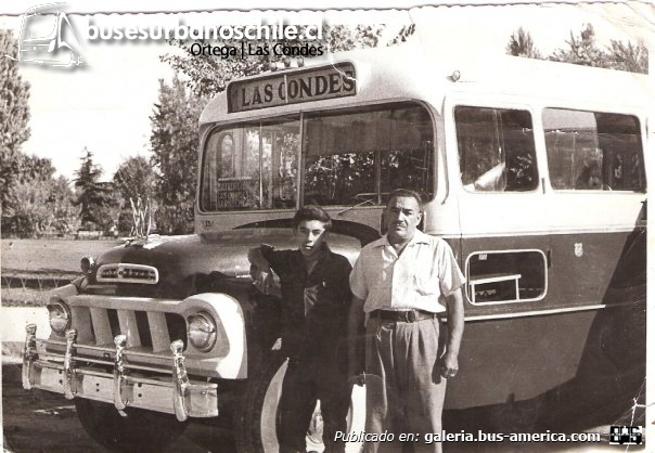 Studebaker Transtar - Juan Ortega - Las Condes
Las Condes (Santiago)

Fotografiados: desconocidos
Colección y gentileza: Juan de busesurbanoschile.cl

Los invitamos a conocer la historia de esta carrocera en nuestra sección Revista Bus América:
[url=https://www.bus-america.com/CHcarrocerias/Ortega/JuanOrtega-histo.php]Historia de carrocerías Juan ORTEGA[/url]
