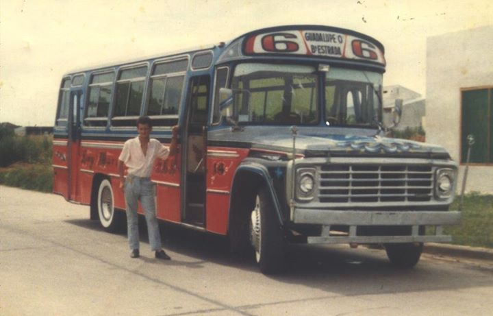 Ford B-7000 - Ala - María Selva
Fotografía y gentileza: Marcelo Prigioni
Extraída de: https://www.facebook.com/photo.php?fbid=4709551782472&set=pb.1404675293.-
2207520000.1389387411.&type=3&src=https
%3A%2F%2Ffbcdn-sphotos-f-a.akamaihd.net%2Fhphotos-ak-frc3%2Ft31%2F271959_4709551782472_
423969976_o.jpg&smallsrc=https%3A%2F%2Ffbcdn-sphotos-f-a.akamaihd.net%2Fhphotos-ak-frc3%2Ft1%2F483027_4709551782472_
423969976_n.jpg&size=1393%2C893
