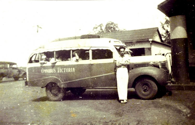 Fargo (Chrysler) - Ómnibus Victoria
Fotografía extraída del grupo de facebook "El Dorado en el Recuerdo"

"Año 1944 – Colectivo “Victoria” de José Arenhardt, y juntamente con el colectivo “El Rulito” perteneciente a Ernesto Tiemesmann se funda la Empresa Transporte de Colectivos de Eldorado. ETCE . (Fuente: Museo Cooperativo)"
