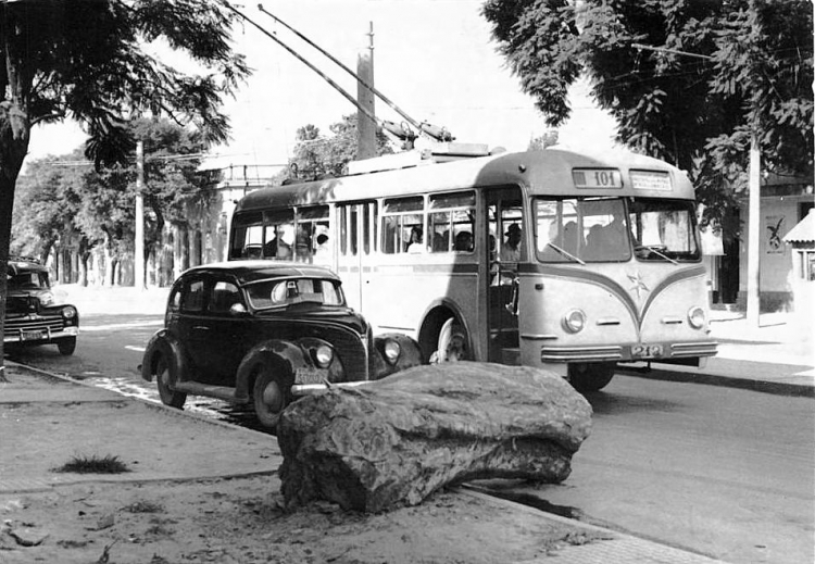Henschel - Drauz (en Argentina) - D.P.T.T.
Línea 101 - Interno 212
Uno de los trolebuses que prestó servicio en San Miguel de Tucumán

Fotografía: La Gaceta
Extraída de una nota de ese diario
